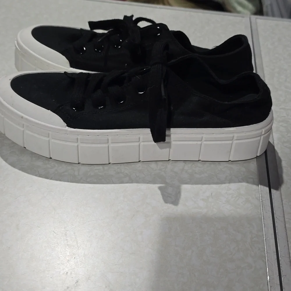 No Boundaries comfortable sneakers